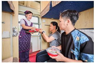 捷希源配资 列车“宝藏盒饭”，价格与分量很实在